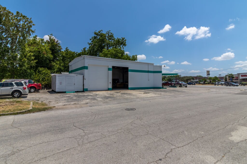 High-Traffic Industrial Space - IH-35 Frontage - Photo 3