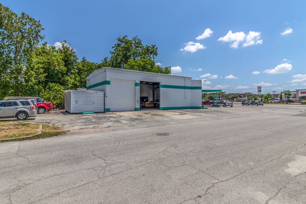High-Traffic Industrial Space - IH-35 Frontage - Photo 4